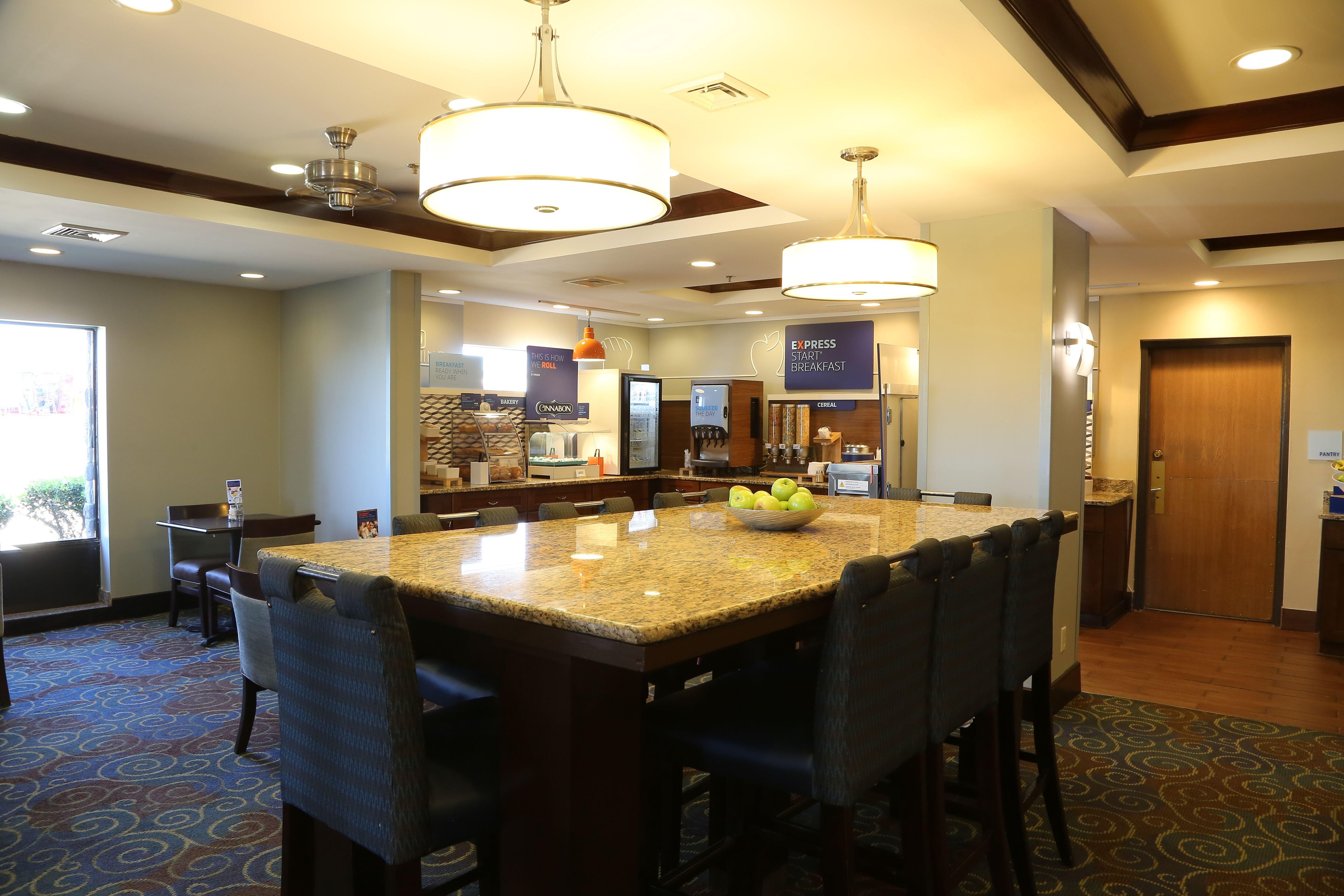 Holiday Inn Express Hotel & Suites Cleveland - Ms By Ihg Exterior foto
