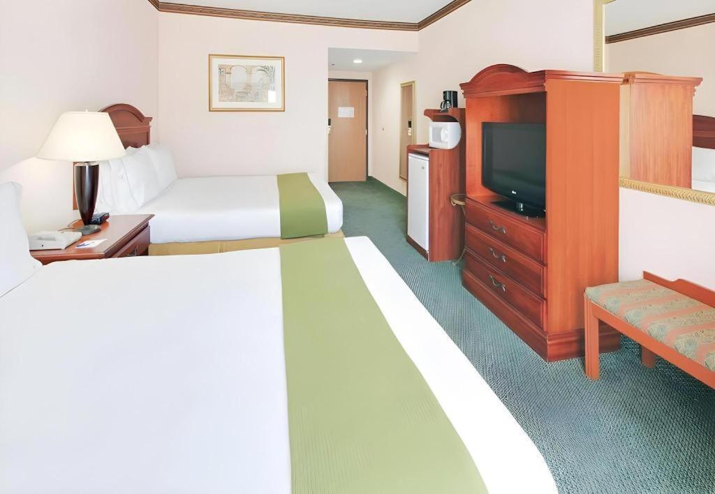 Holiday Inn Express Hotel & Suites Cleveland - Ms By Ihg Exterior foto